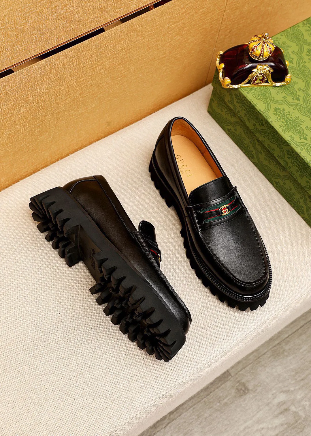 Men's shoes 💰580 💐 Product trademark: GUCCI "Gucci" casual leather shoes Regular size: 38-44 (45.46🉑️customized) Product materials: Selected imported first-layer calfskin upper + luxury hardware buckle, imported water-dyed cowhide leather lining. Strong three-dimensional visual effect, original foam outsole Color: 1⃣️color available